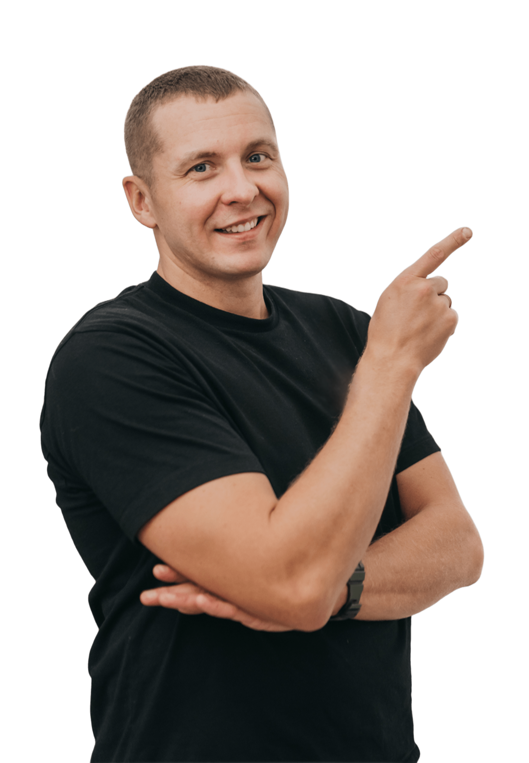 Mężczyzna w czarnej koszulce, stojący.