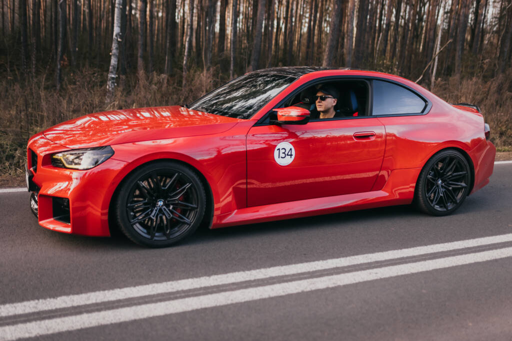 Czerwony samochód sportowy na drodze