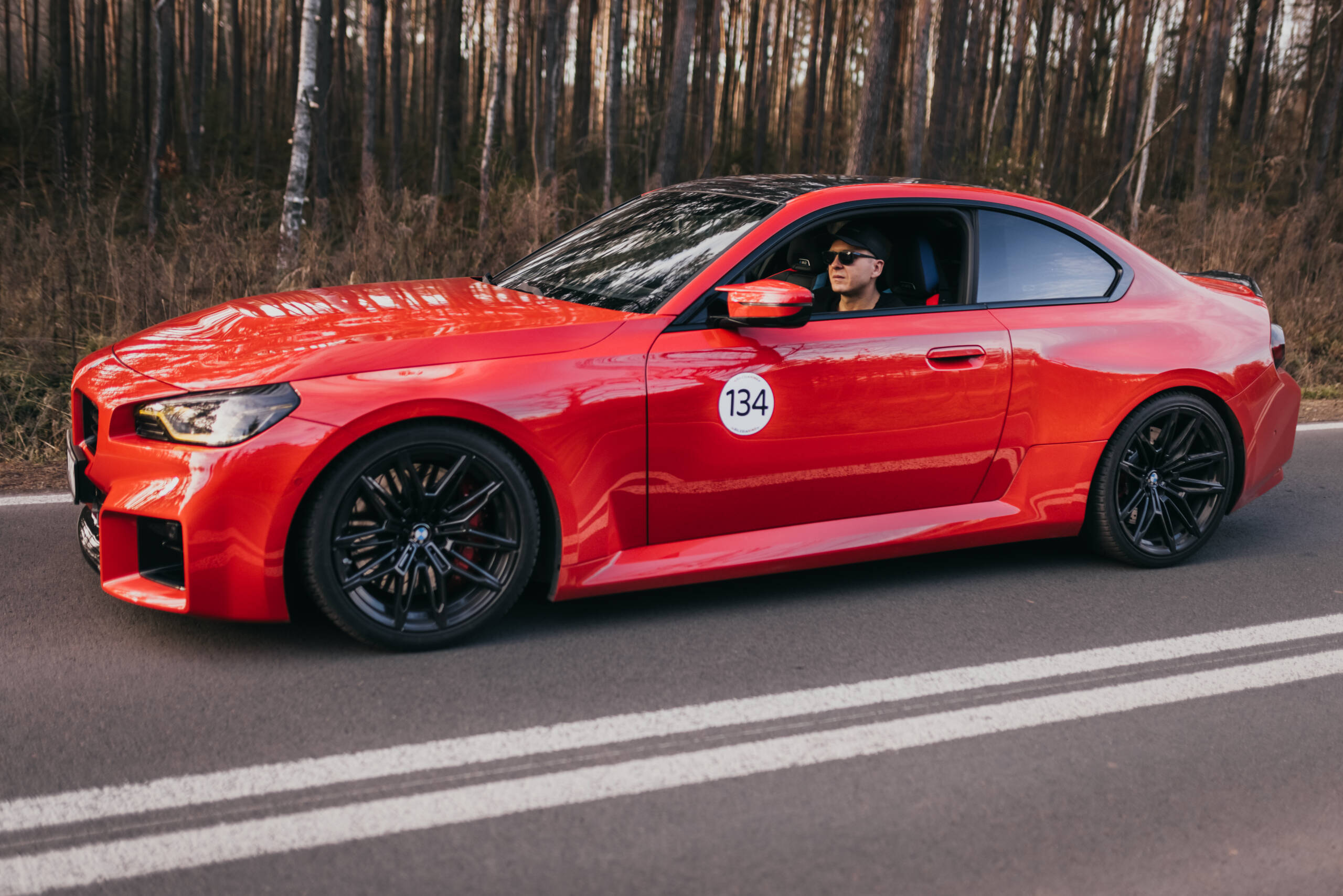 Czerwony samochód sportowy na drodze